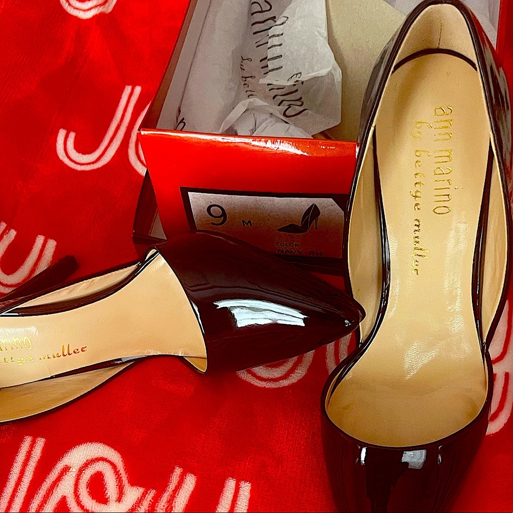(NWOT) in box Navy Patent Leather 3 1/2 - 4”